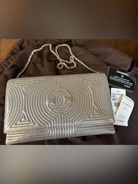CHANEL Silver Quilted Leather Crossbody bag with Chain